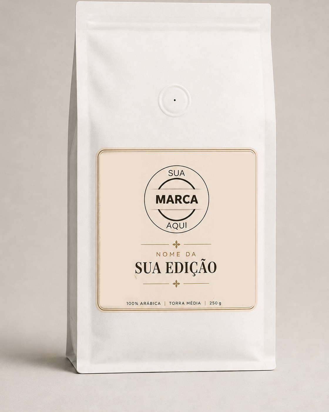 Pacote de café com etiqueta de exemplo: espaço para a marca do cliente e o nome da edição